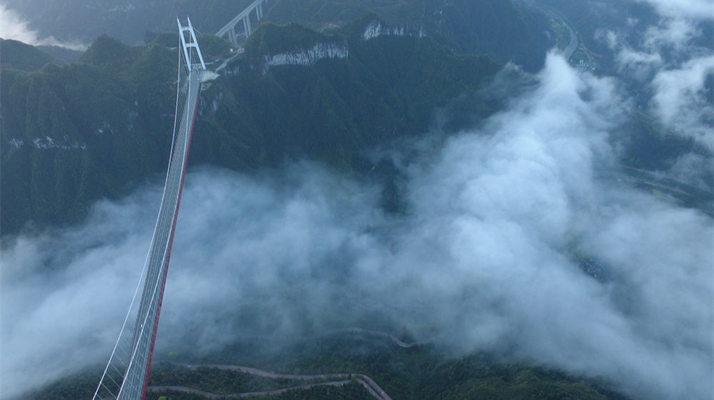 天堑变通途，“家庭”连上了“幸福”——写在矮寨大桥通车10周年之际