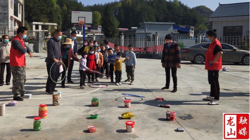 县委统战部、县工商联、团县委情暖留守儿童