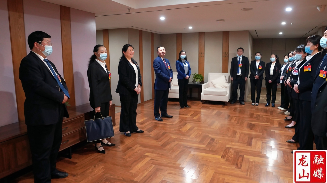 时荣芬一行到各代表团驻地看望县人大代表