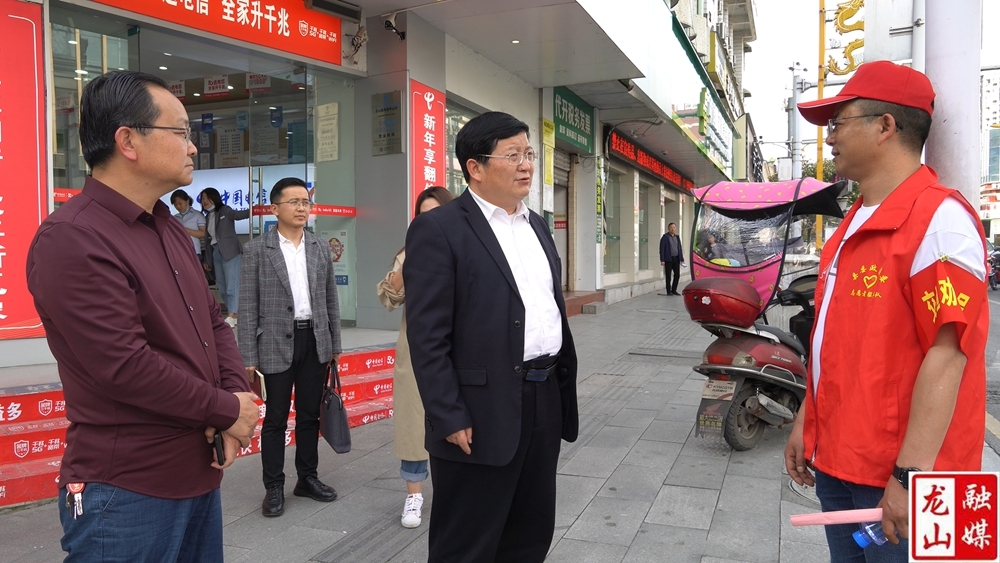 黎新松看望慰问文明交通劝导志愿者