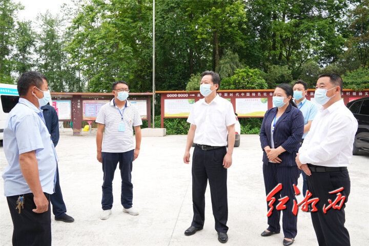 虢正贵到龙山县召市镇督导疫情防控工作并慰问一线抗疫人员