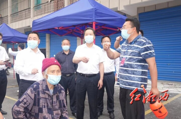 今天上午，虢正贵继续在龙山县一线督导疫情防控工作