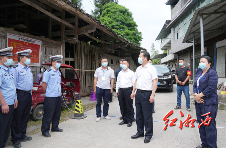 虢正贵到龙山县召市镇督导疫情防控工作并慰问一线抗疫人员