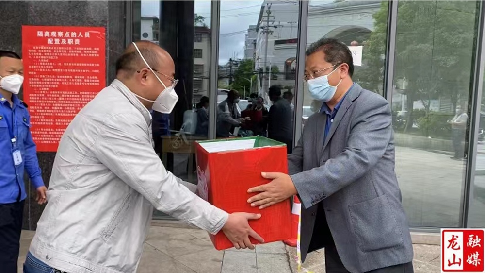 杨波带队走访慰问隔离点工作人员和青年志愿者