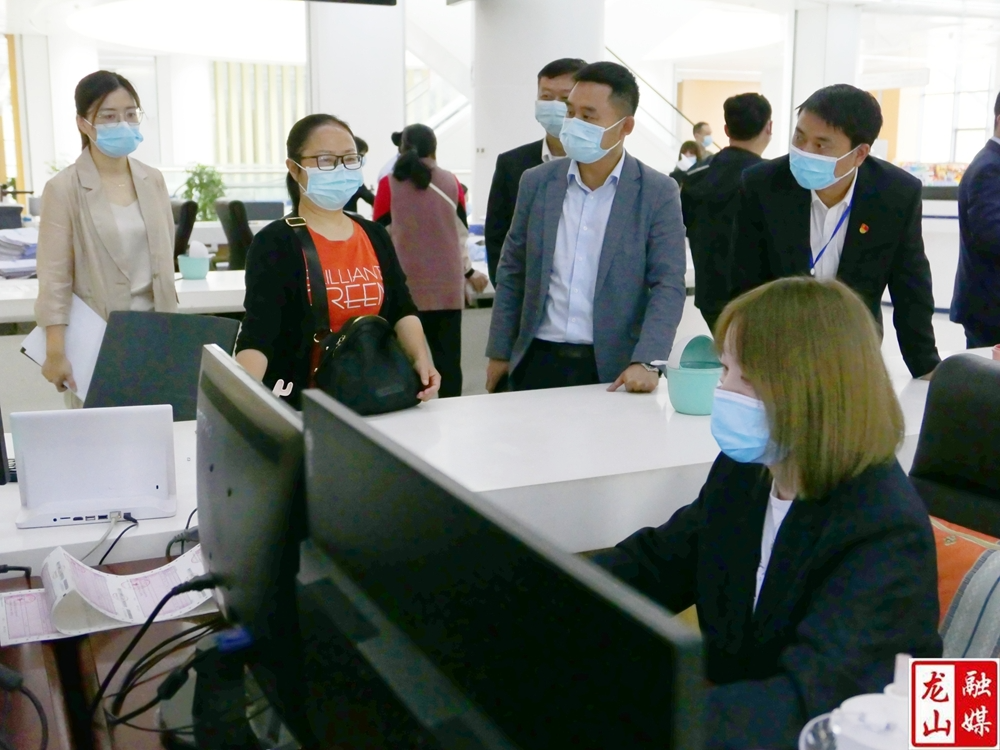 叶明江到龙山县市民之家开展“走流程、解难题、优服务”行动