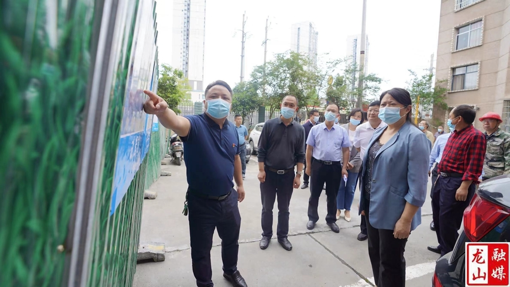 时荣芬在民安街道调研