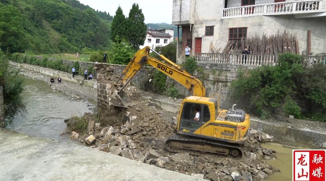 【喜迎二十大·全域文明创建在行动】桂塘镇依法拆除一废弃桥墩确保防汛安全