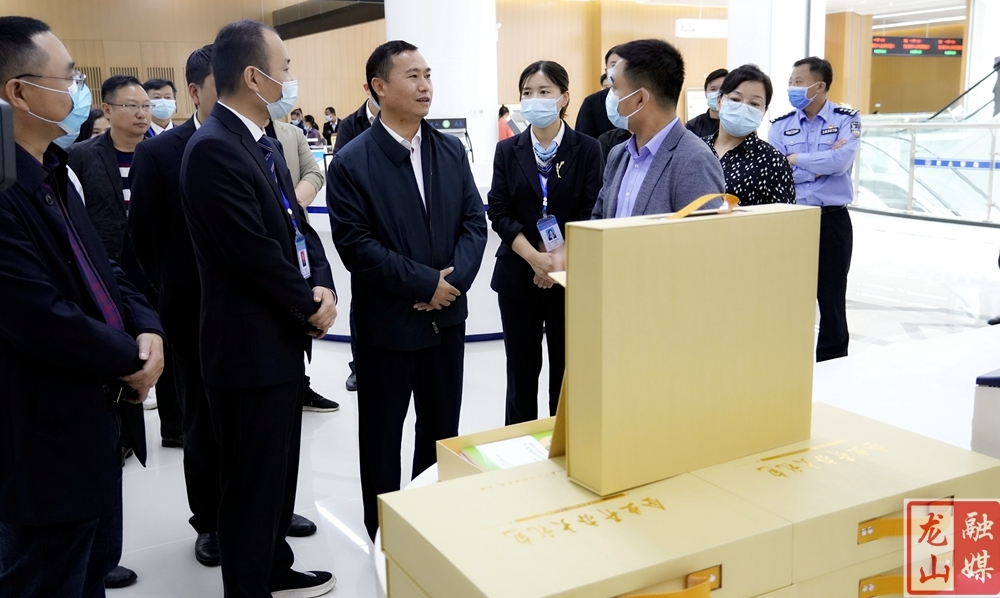 周胜益走进市民之家开展“走流程、解难题、优服务”行动