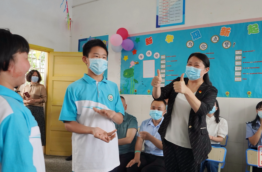 时荣芬慰问特殊教育学校学生并检查高考考点筹备工作