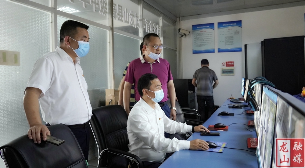 周胜益走访慰问学前儿童并调研高考考点筹备工作