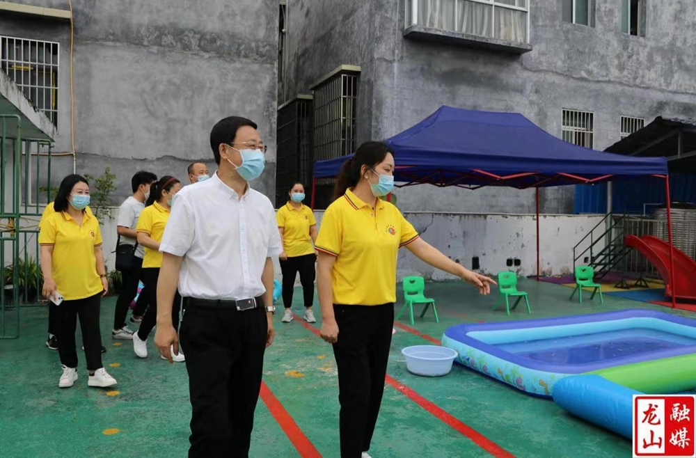 县关心下一代委员会一行到老干幼儿园看望小朋友