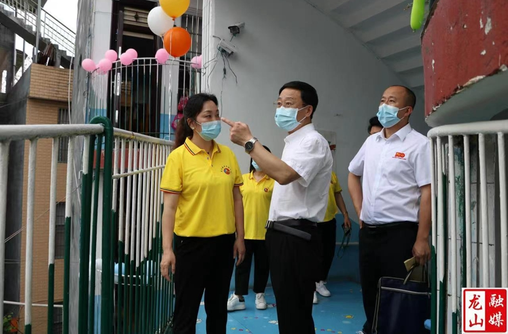 县关工委“六一”慰问老干幼儿园小朋友