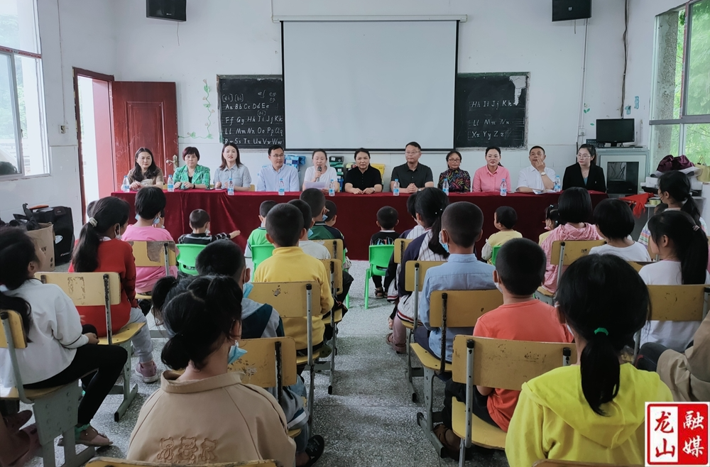 县委统战部联合县工商联开展“大手牵小手·六一献爱心”活动