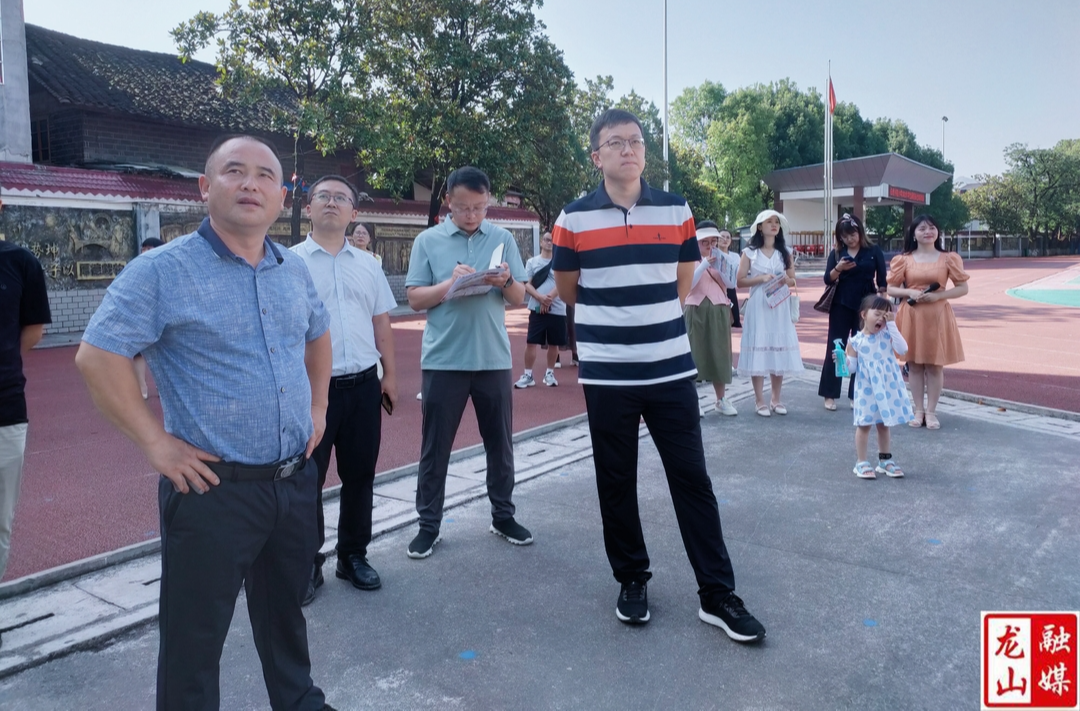 向怿文到创建全省民族团结进步示范县各示范点现场调研