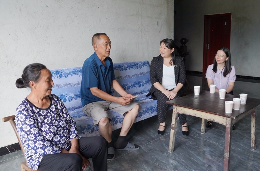 时荣芬开展“七一”走访慰问