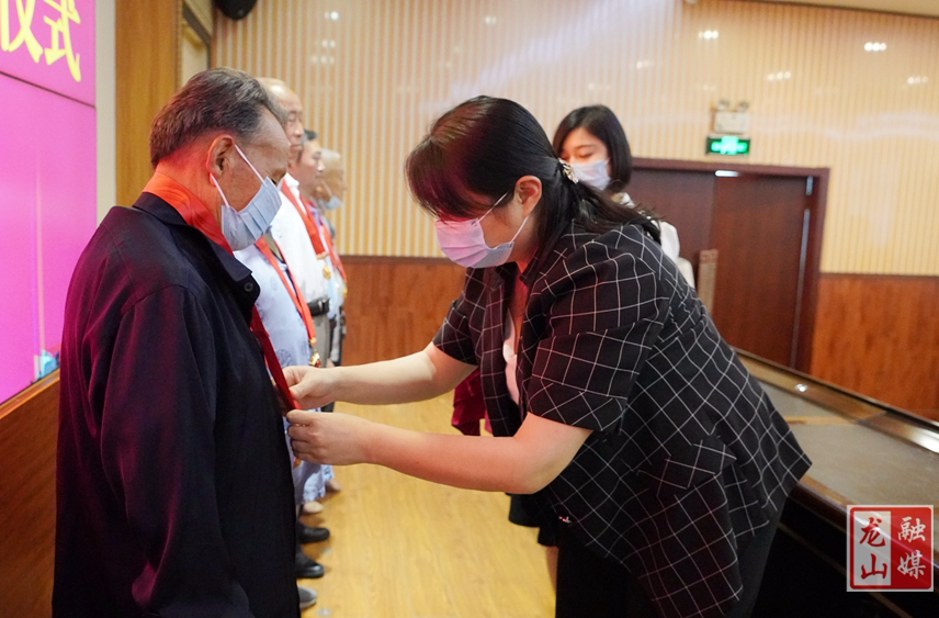 龙山县召开庆祝建党101周年座谈会暨“光荣在党五十年”纪念章颁发仪式