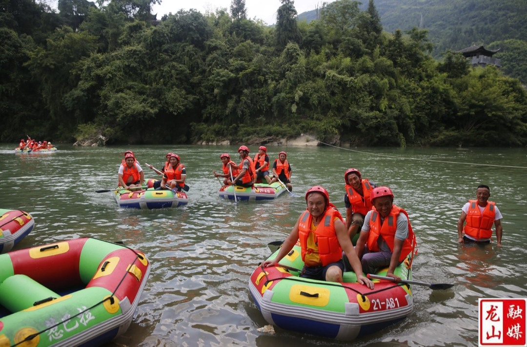 龙山县惹巴拉泛舟活动开启 水中抢鸭子精彩纷呈
