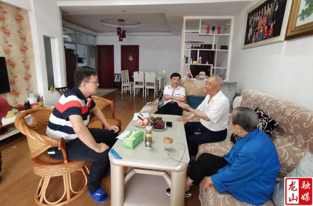 向怿文“七一”前夕走访慰问老党员