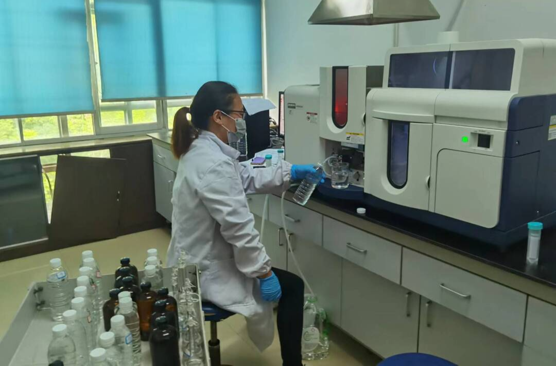 青山绿水守护人——记全国五一劳动奖章获得者、张家界生态环境监测中心分析师邱帅