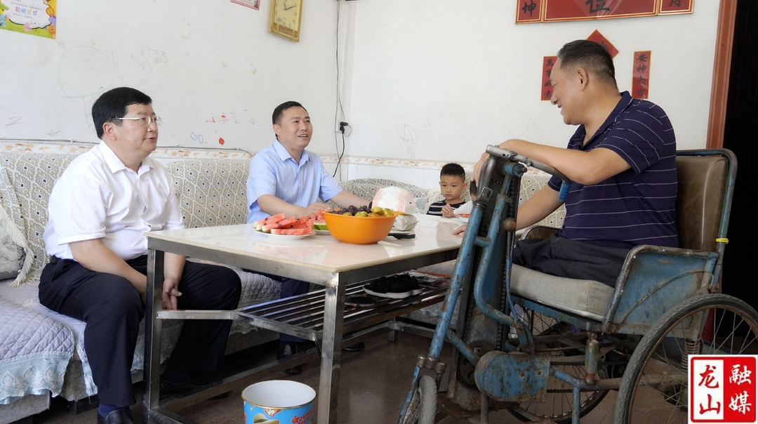 周胜益开展“八一”走访慰问活动