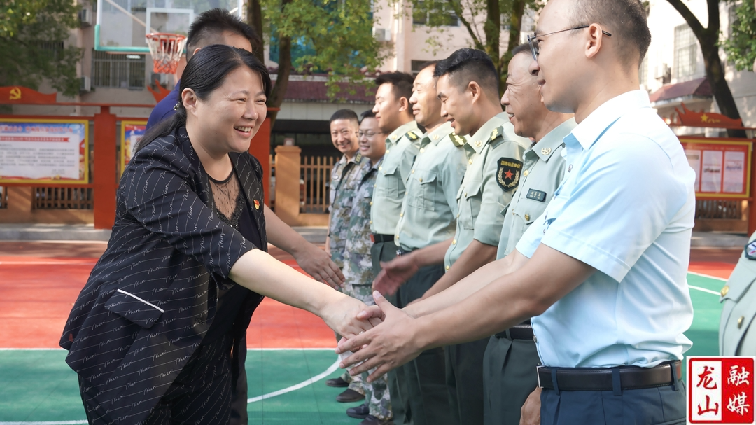时荣芬开展“八一”建军节走访慰问