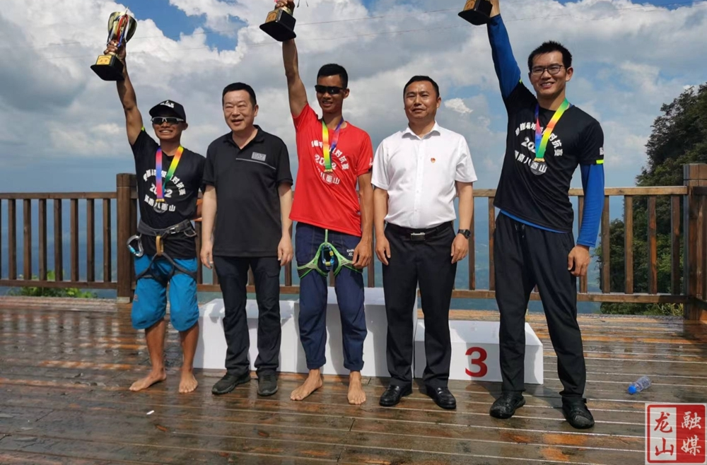 【湖南省（夏季）乡村文化旅游节】龙山县八面山景区举行“八面威风·绳行云端”悬崖扁带极限对抗赛