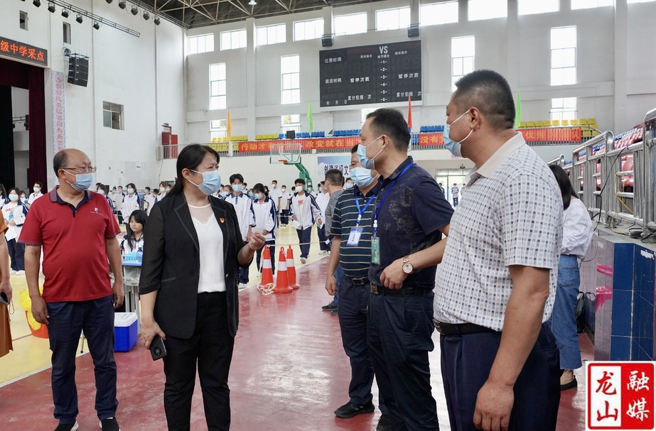 时荣芬检查督导核酸检测工作并看望一线工作人员