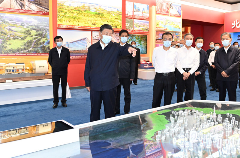 联播+｜跟着习近平参观“奋进新时代”主题成就展