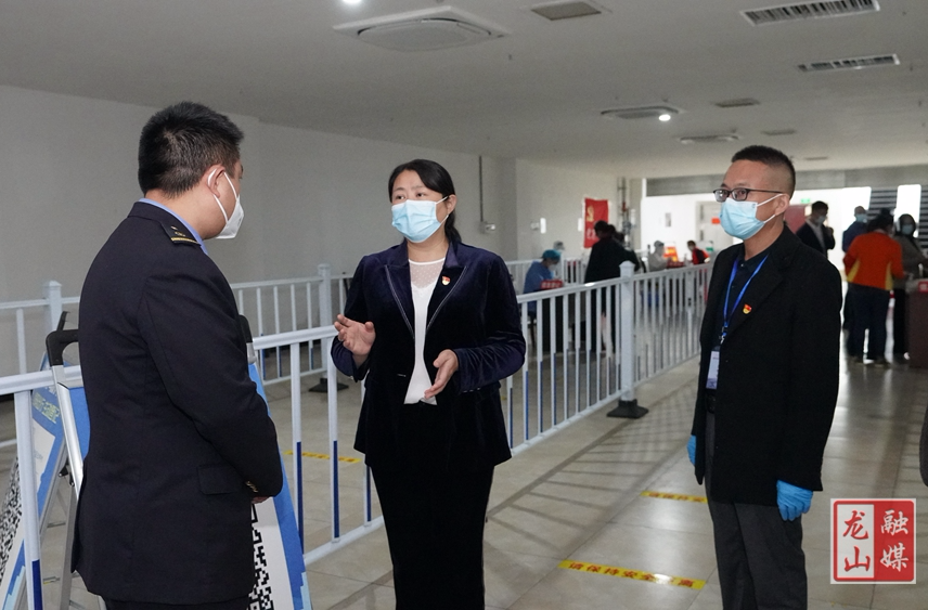 时荣芬督导核酸检测和龙山北站疫情防控工作