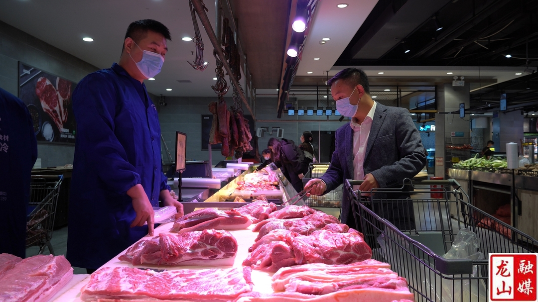 城区大型超市上货忙 市民“菜篮子”有保障