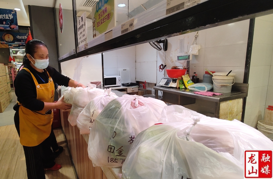 让群众放心 ——龙山县全域静默管理期间社区生活物资保供速写