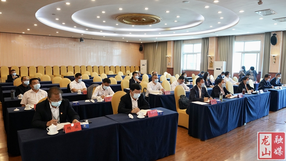 龙山县干部群众积极收听收看党的二十大开幕盛况 热议二十大报告