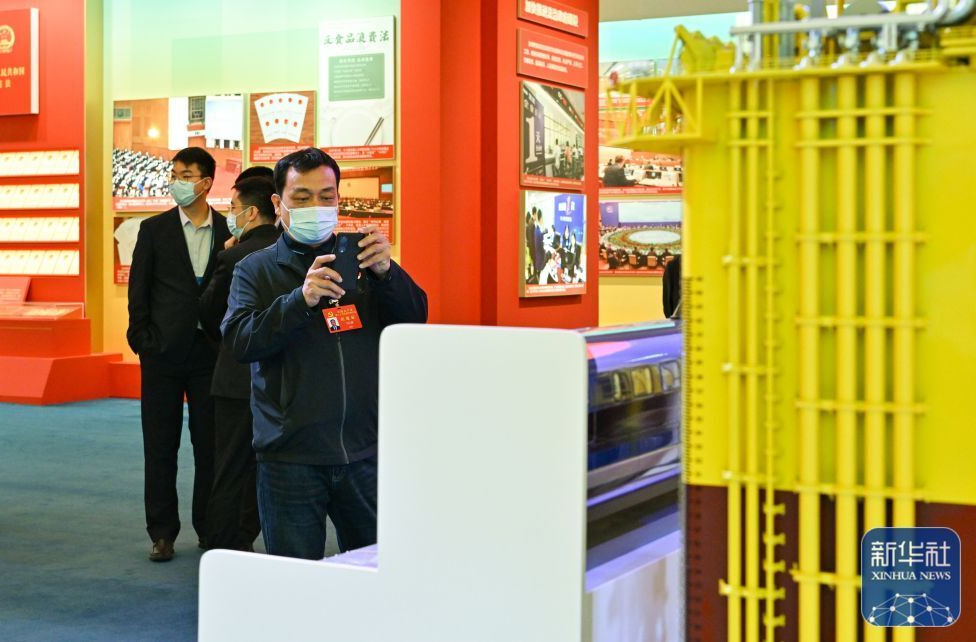 感悟非凡成就 汲取前行力量——党的二十大代表参观“奋进新时代”主题成就展