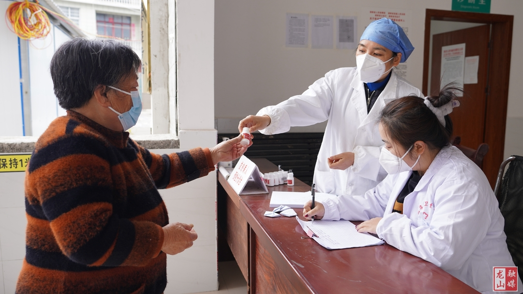 暖心！龙山县免费发放4.5万片退烧药，市民群众纷纷点赞