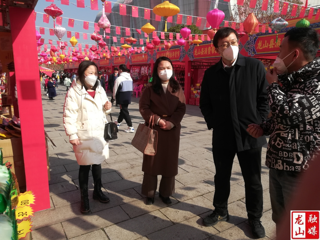 向怿文、李冬梅深入县工业园和年货节现场调研