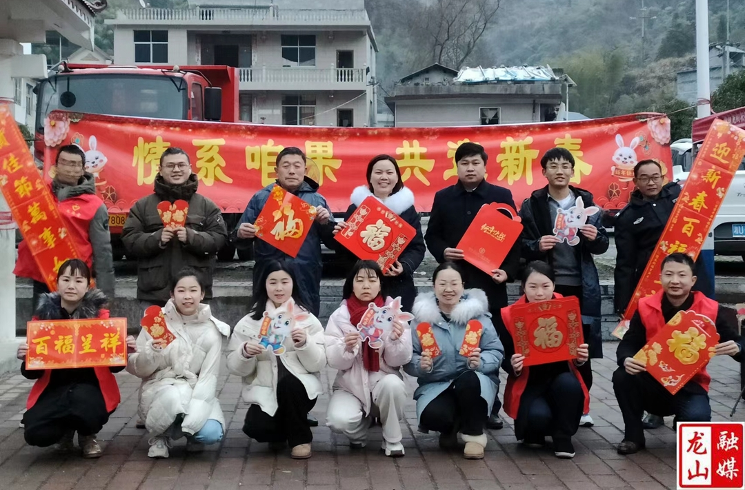 ​【文化进万家】咱果乡开展“情系咱果 共迎新春”义写春联赠送挂历活动