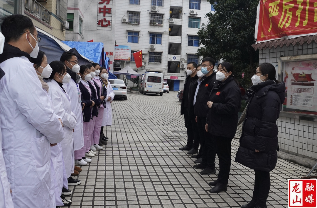 [新春走基层]时荣芬走访慰问医务人员和坚守岗位工作人员