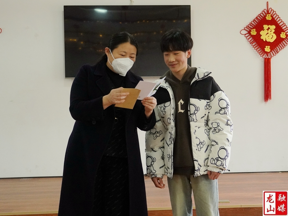 时荣芬到县福利院开展“新春送温暖 情满福利院”新春慰问活动