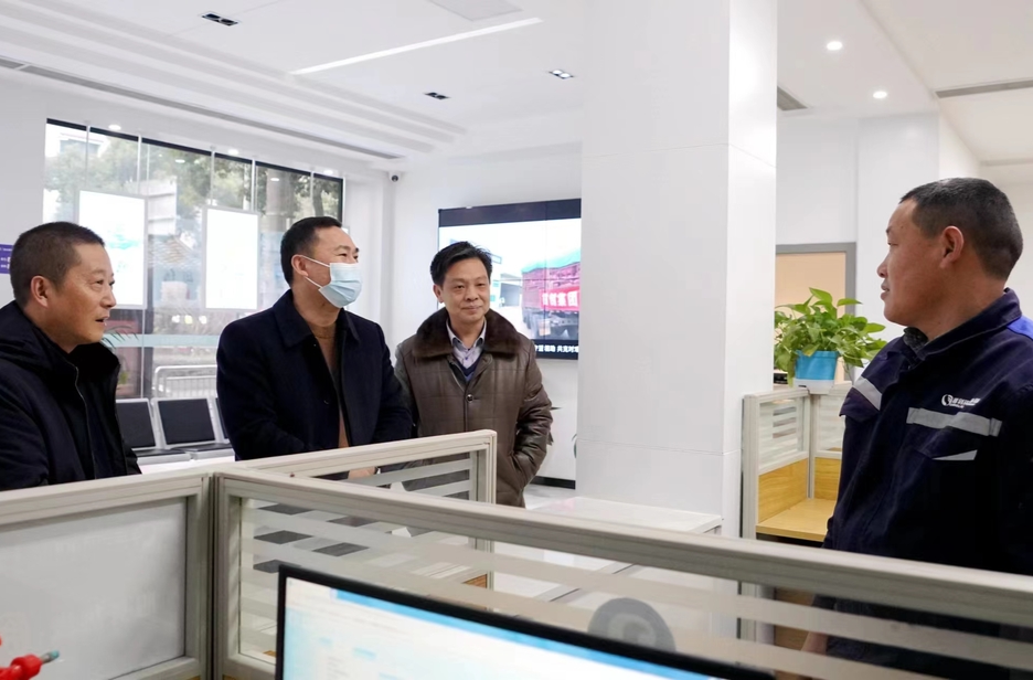 周胜益走访慰问专家人才和坚守岗位的一线干部职工