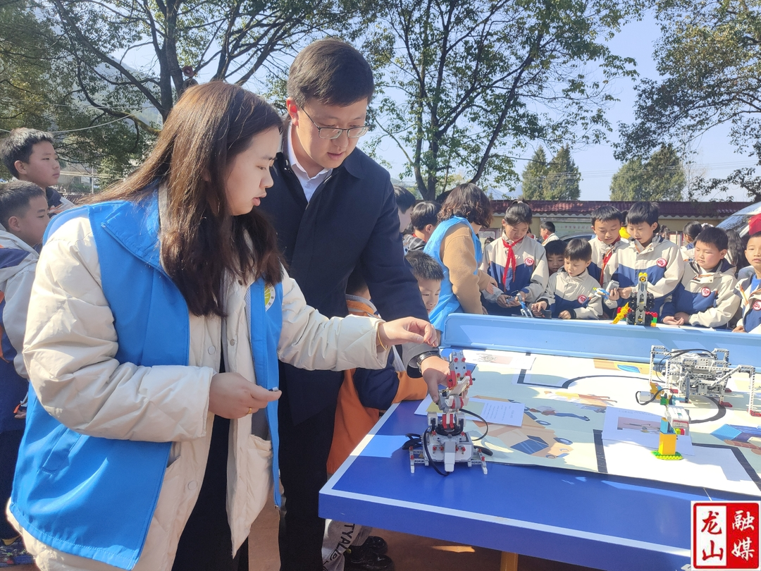 “科普大篷车”走进兴隆街道三塘小学