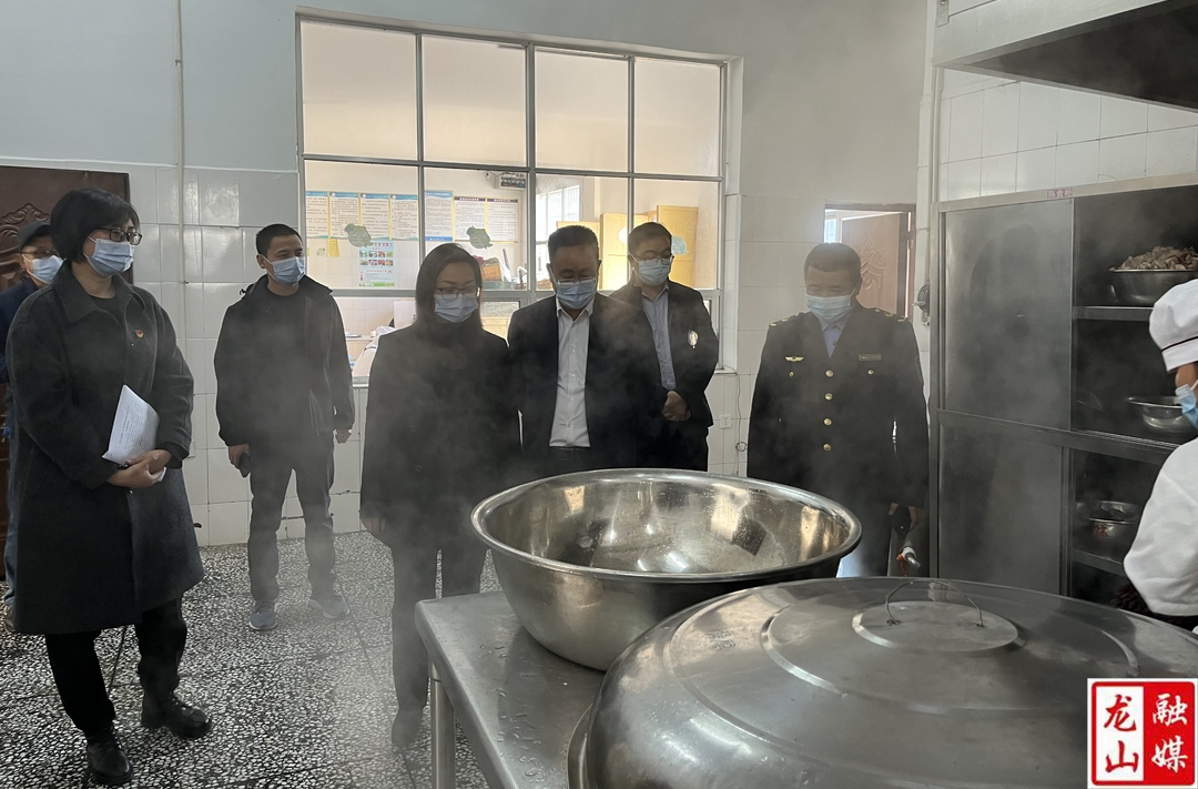 杨甜到县第三小学督导学校食品安全工作