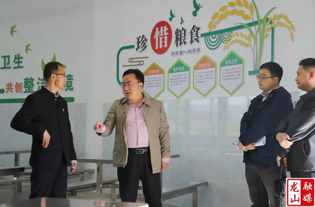 李延堃到县第四小学督导校园食品安全工作