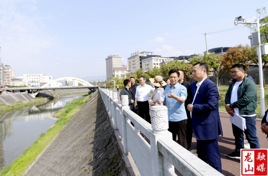 周胜益开展巡河并督导检查果利河流域水污染防治工作