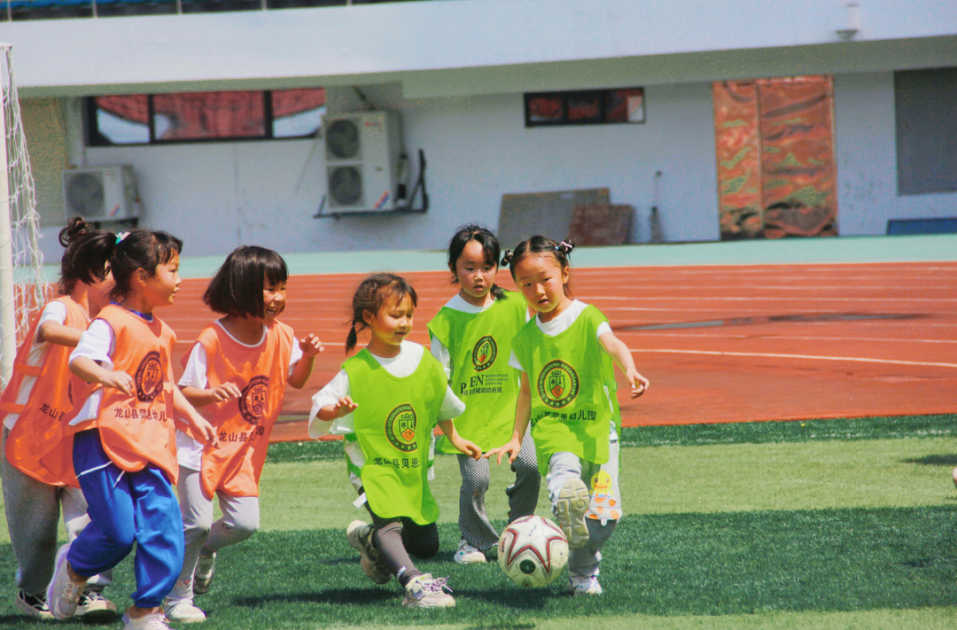 贝恩幼儿园开展足球展示活动