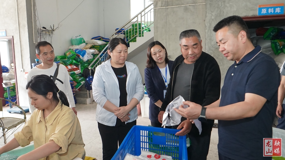 时荣芬到咱果乡调研