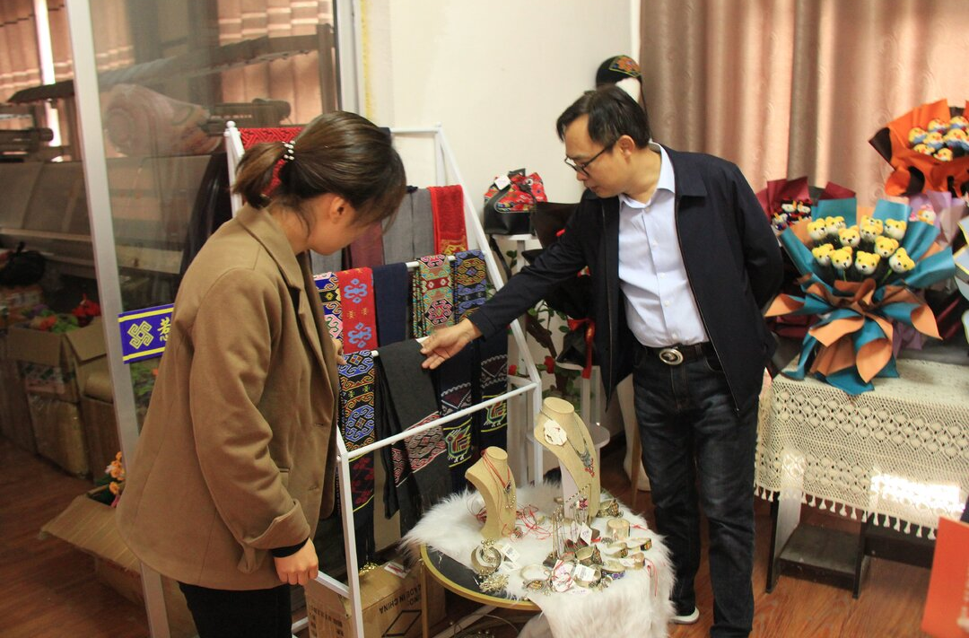 龙山法院：杜丛志走访“土家”企业  助力打造“最优营商环境”