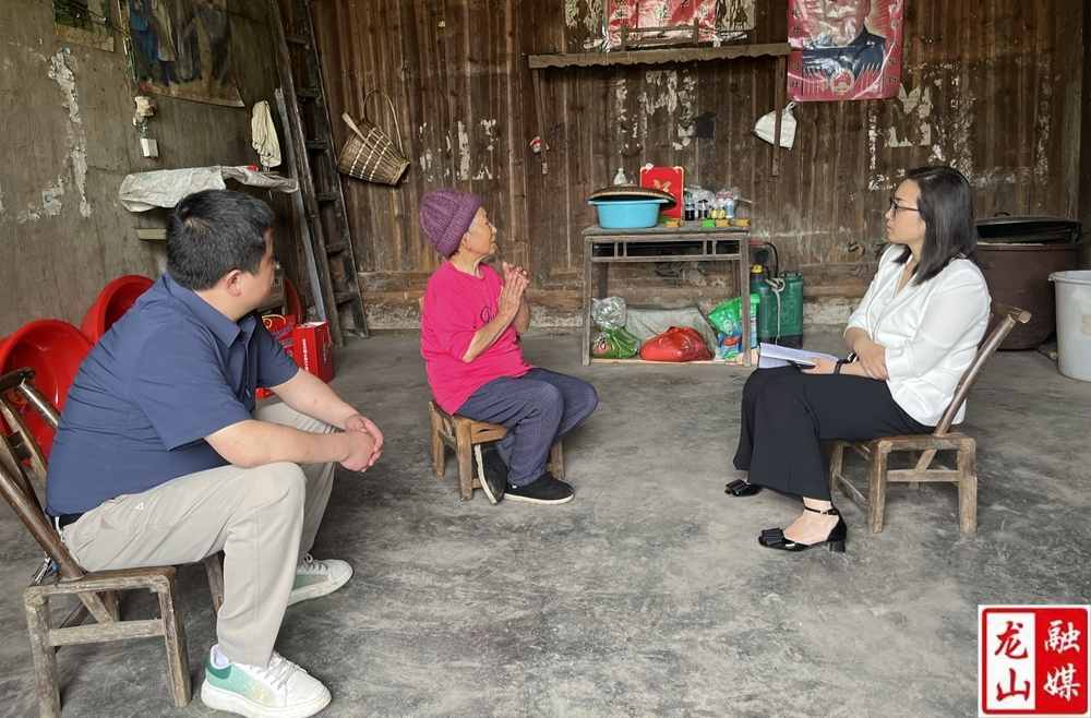 杨甜到茅坪乡走访联系户