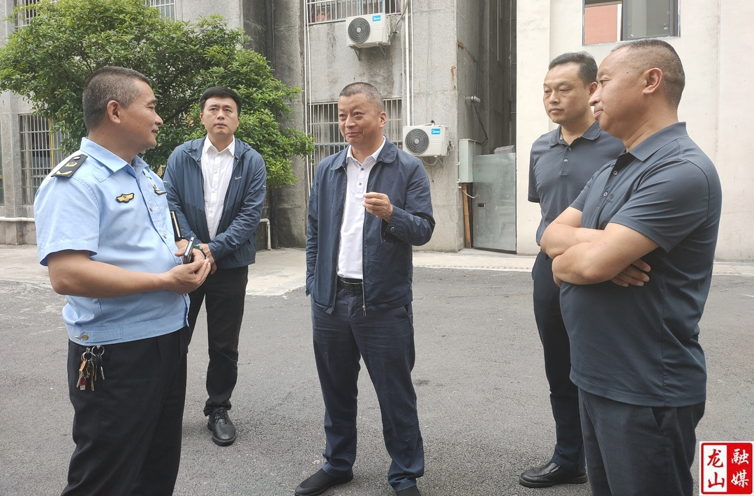 黄勇到召市中学、龙山五小调研教师队伍建设及食品安全工作