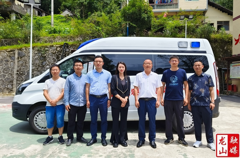 天心区爱心企业到洛塔乡进行爱心捐赠