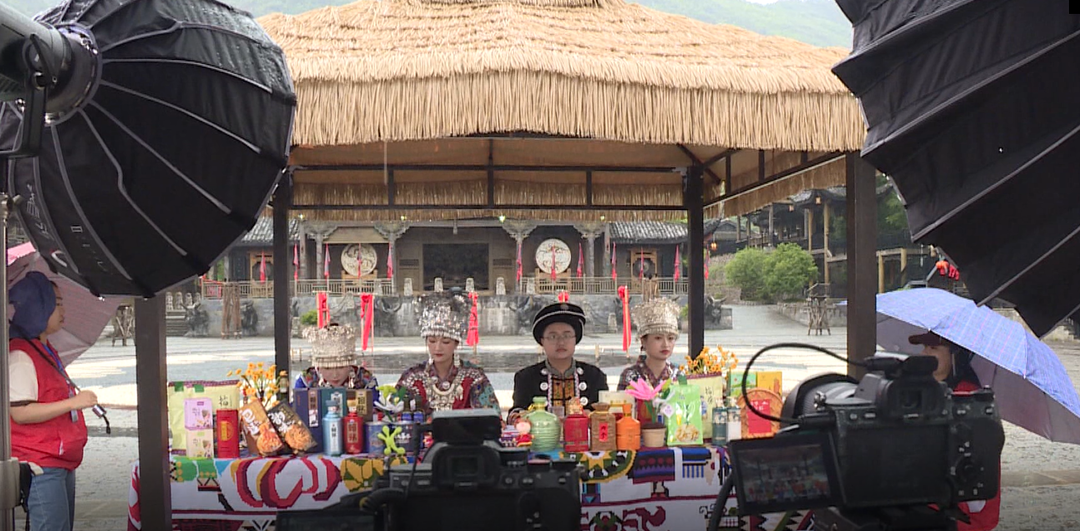 中国石化湖南石油分公司在龙山惹巴拉开展直播带货  助力乡村振兴